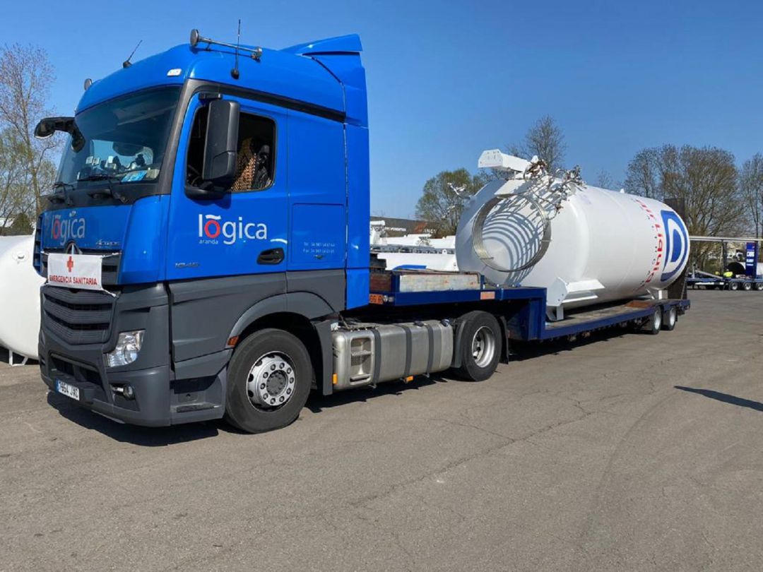 El depósito de oxígeno, listo para su traslado desde Francia a IFEMA en uno de los vehículos especiales El depósito de oxígeno, listo para su traslado desde Francia a IFEMA en uno de los vehículos especiales