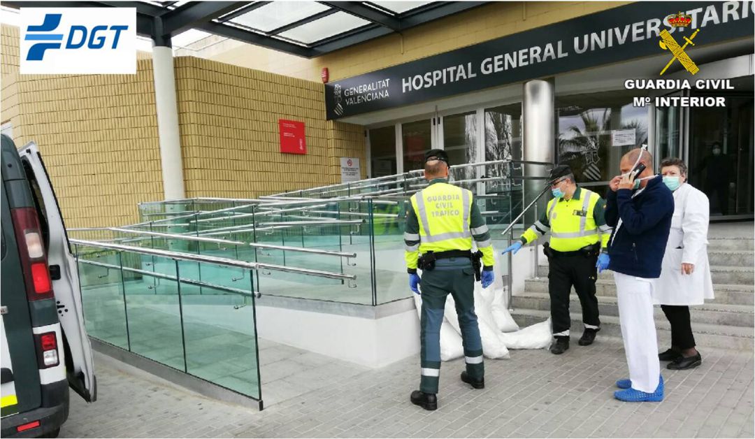 Entrega de material al Hospital de Elda por la Guradia Civil Entrega de material al Hospital de Elda por la Guradia Civil
