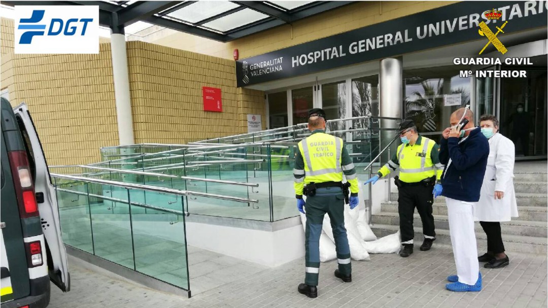 La Guardia Civil suministra material sanitario al Hospital de Elda elaborado por tapiceros de Albacete