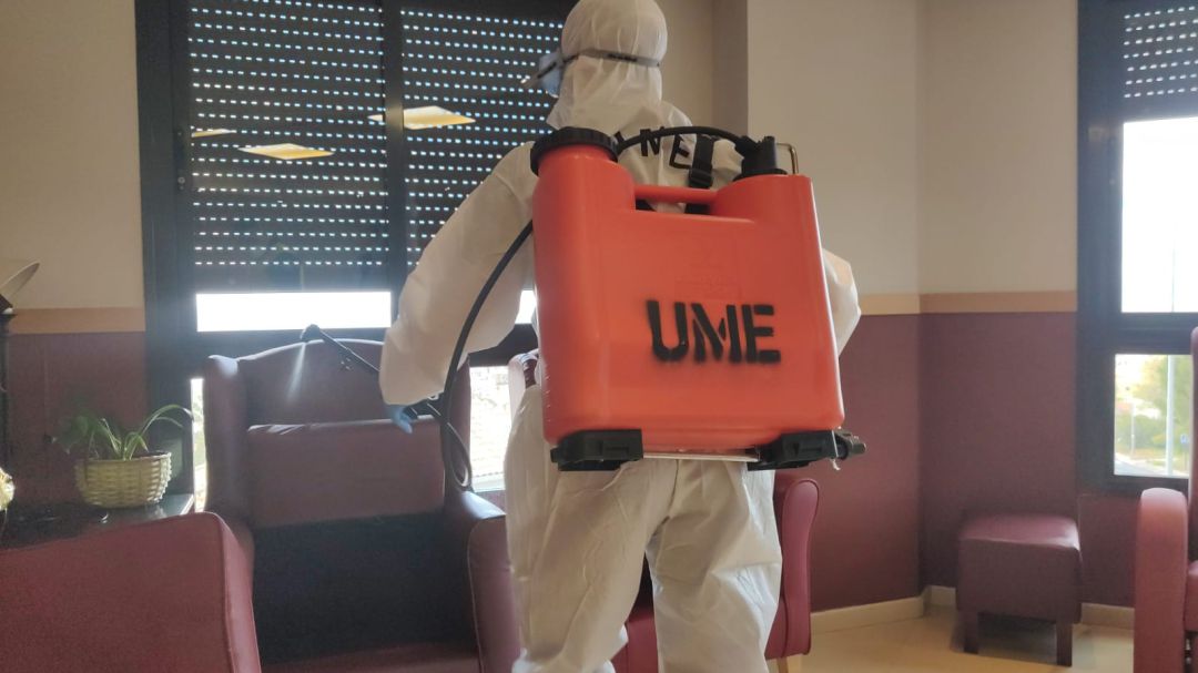 Un militar de la UME desinfecta dependencias de una residencia de mayores de Granada Un militar de la UME desinfecta dependencias de una residencia de mayores de Granada