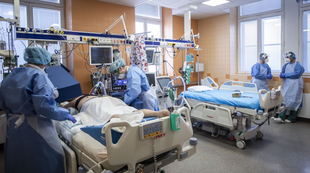 Varios profesionales sanitarios atienden a un paciente infectado con COVID-19. Varios profesionales sanitarios atienden a un paciente infectado con COVID-19.
