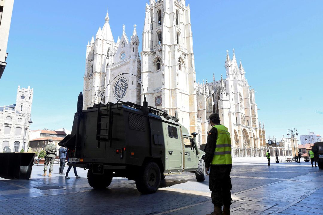 Un destacamento del MACA (Mando de Artillería de Campaña), este sábado en León, donde ha realizado labores de control en la capital leonesa Un destacamento del MACA (Mando de Artillería de Campaña), este sábado en León, donde ha realizado labores de control en la capital leonesa