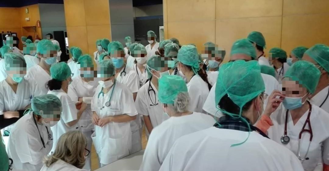 Imagen de una de la salas de IFEMA donde se concentran los médicos de Atención Primaria a la espera de recibir la charla formativa del hospital de campaña Imagen de una de la salas de IFEMA donde se concentran los médicos de Atención Primaria a la espera de recibir la charla formativa del hospital de campaña