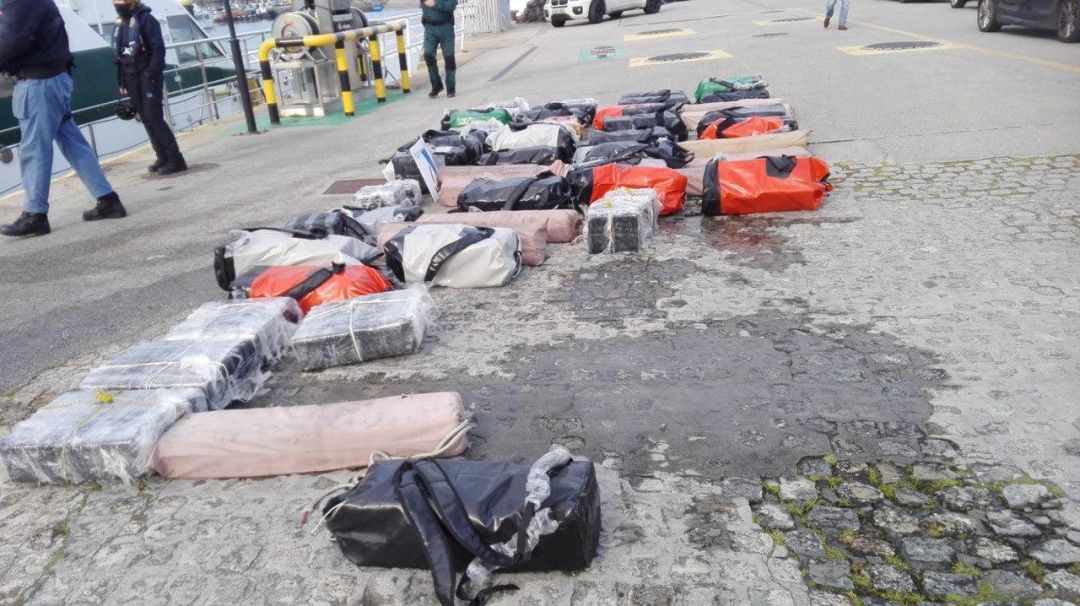 Incautan más de 2.500 kilos de cocaína en una espectacular persecución por la ría de Arousa Incautan más de 2.500 kilos de cocaína en una espectacular persecución por la ría de Arousa