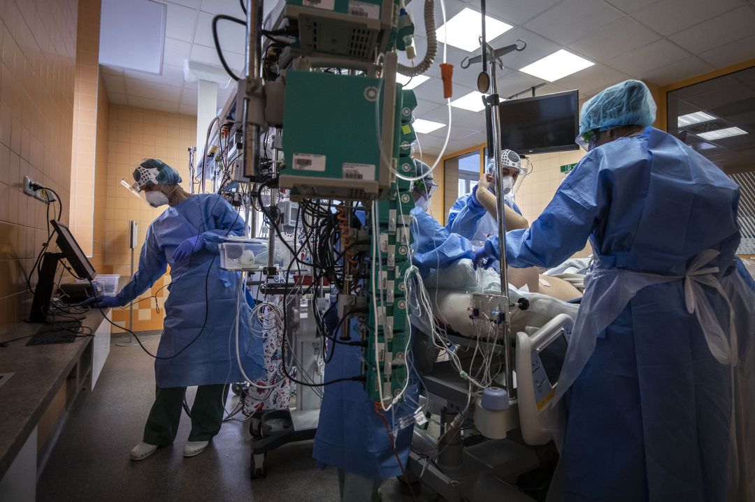 Equips sanitaris tractant pacients afectats de Covid-19 en hospital europeus. Equips sanitaris tractant pacients afectats de Covid-19 en hospital europeus.