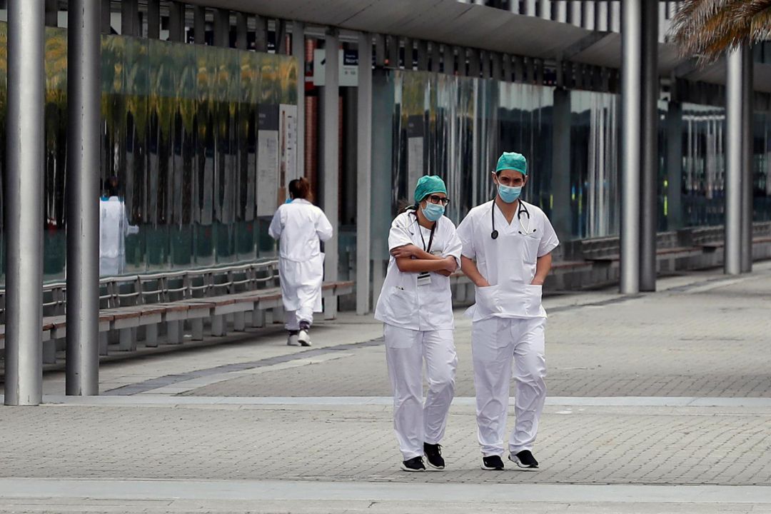 Personal sanitario descansa en los exteriores del Hospital de Ifema, este viernes en Madrid Personal sanitario descansa en los exteriores del Hospital de Ifema, este viernes en Madrid