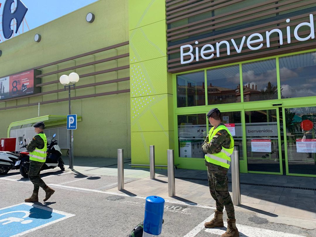 Militares del Ejército de Tierra a las puertas de Carrefour Úbeda Militares del Ejército de Tierra a las puertas de Carrefour Úbeda