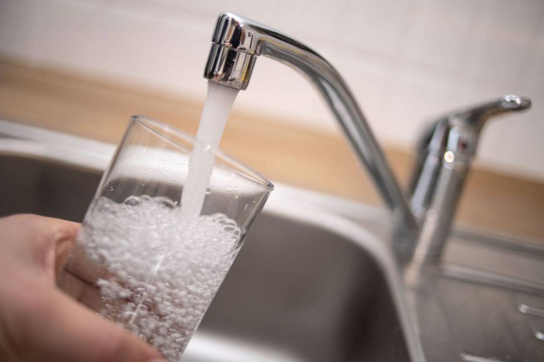 Los aplausos en los balcones hacen caer el consumo de agua en València Los aplausos en los balcones hacen caer el consumo de agua en València
