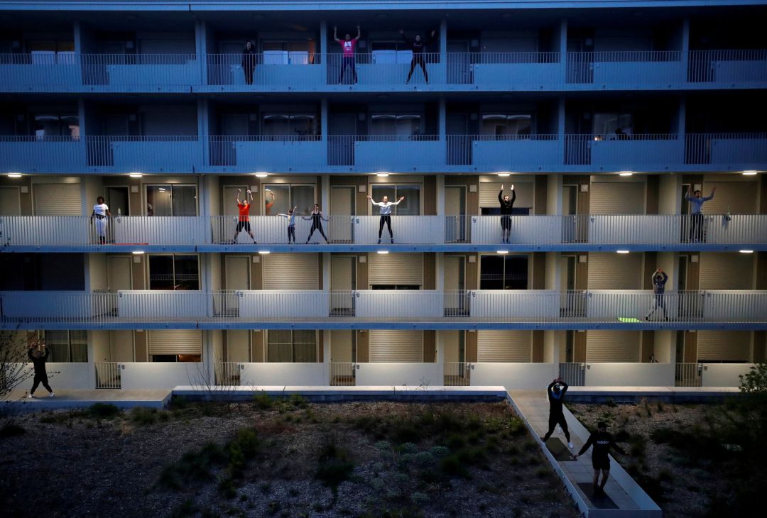 Vecinos se ejercitan en un balcón de Nantes. Vecinos se ejercitan en un balcón de Nantes.