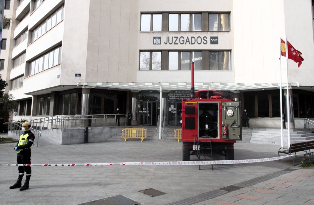 Un militar de la UME vigila fuera de los juzgados ordinarios de Plaza Castilla y de Familia Un militar de la UME vigila fuera de los juzgados ordinarios de Plaza Castilla y de Familia