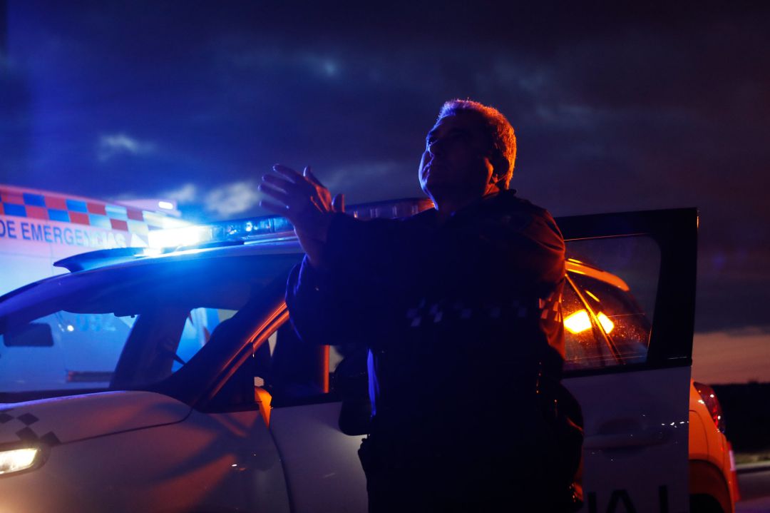 Un Policía Local de Valdemoro aplaude la labor de los sanitarios durante el homenaje que tiene lugar cada día a las 20:00 horas en la puerta del Hospital Infanta Elena de Valdemoro Un Policía Local de Valdemoro aplaude la labor de los sanitarios durante el homenaje que tiene lugar cada día a las 20:00 horas en la puerta del Hospital Infanta Elena de Valdemoro