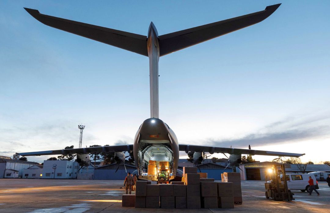 Fotografía facilitada por Airbus que muestra la descarga de un avión A400M que aterrizó este lunes en Getafe, procedente de Toulouse, con mascarillas que forman parte de una partida procedente de China. Fotografía facilitada por Airbus que muestra la descarga de un avión A400M que aterrizó este lunes en Getafe, procedente de Toulouse, con mascarillas que forman parte de una partida procedente de China.
