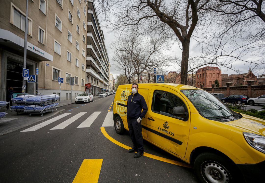 Un repartidor de Correos al lado de su vehículo de trabajo tras recoger unas pizzas cocinadas en la pizzería Grosso Napoletano ubicada en la calle Sánchez Pacheco, 69 (Madrid) para llevarlas expresamente al personal de los centros sanitarios de Madrid. Esta labor surge tras la unión de la empresa de mensajería con #Food4Heroes, una iniciativa solidaria surgida de los restauradores madrileños para proporcionar la comida y la cena al personal de los principales centros sanitario de la capital, en Madrid (España), a 27 de marzo de 2020. Un repartidor de Correos al lado de su vehículo de trabajo tras recoger unas pizzas cocinadas en la pizzería Grosso Napoletano ubicada en la calle Sánchez Pacheco, 69 (Madrid) para llevarlas expresamente al personal de los centros sanitarios de Madrid. Esta labor surge tras la unión de la empresa de mensajería con #Food4Heroes, una iniciativa solidaria surgida de los restauradores madrileños para proporcionar la comida y la cena al personal de los principales centros sanitario de la capital, en Madrid (España), a 27 de marzo de 2020.