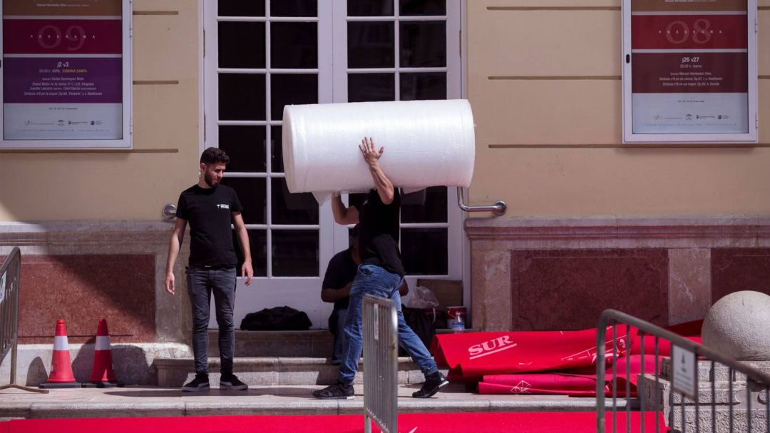 Técnicos desmontando el Festival de Málaga, uno de los eventos cinematográficos cancelados por el coronavirus Técnicos desmontando el Festival de Málaga, uno de los eventos cinematográficos cancelados por el coronavirus