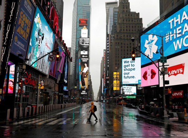 Un hombre caminando por un Times Square totalmente vacío a causa del coronavirus en Nueva York, EE. UU.