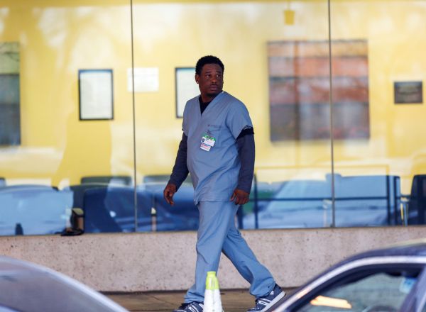 Un trabajador sanitario camina por el exterior del Hospital Universitario de Illinois.
