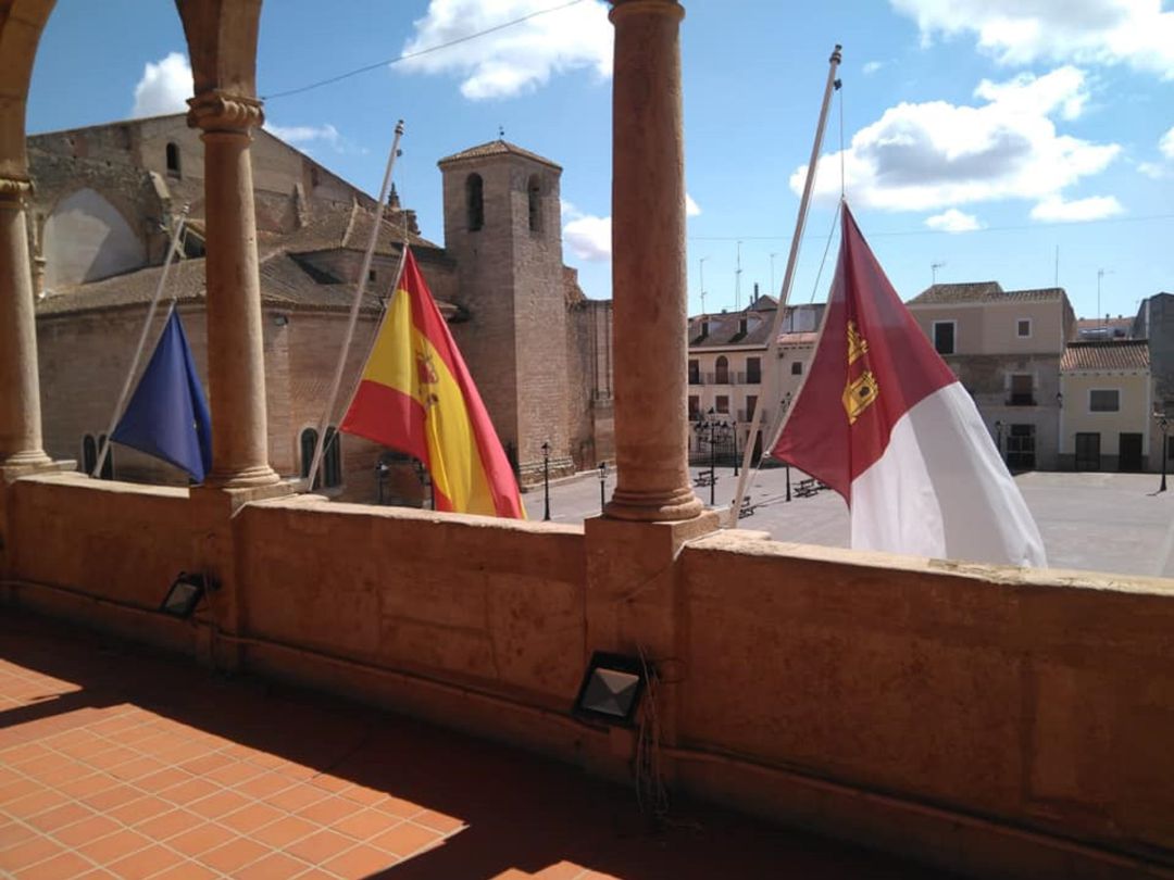 Bandera a media asta en el Ayuntamiento de Villarrobledo Bandera a media asta en el Ayuntamiento de Villarrobledo