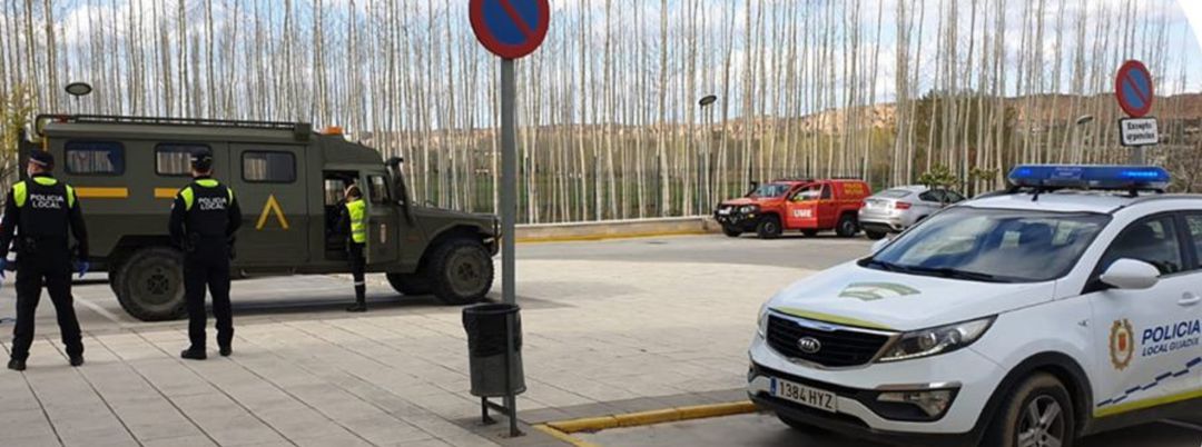 La UME desinfecta residencias y hospital de Guadix La UME desinfecta residencias y hospital de Guadix