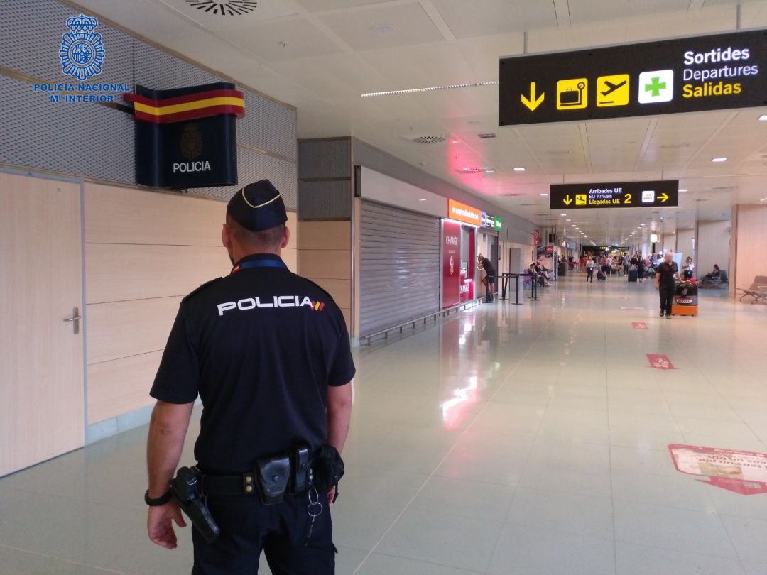 Imagen de archivo de un agente en el aeropuerto Imagen de archivo de un agente en el aeropuerto