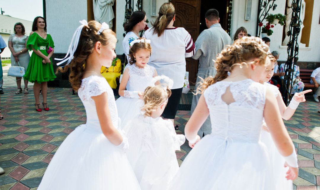 Varias niñas con vestido de Primera Comunión. Varias niñas con vestido de Primera Comunión.