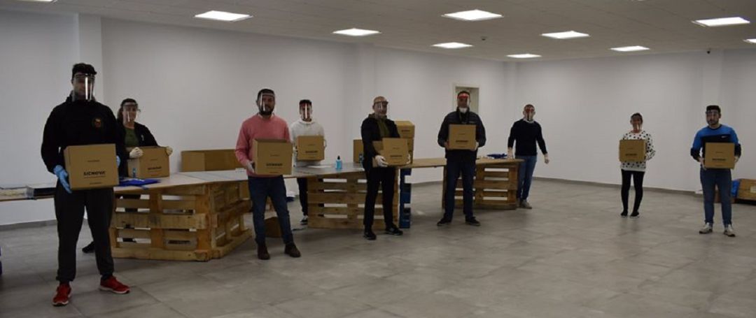 Personal de Sicnova posa con viseras de protección 3D. Personal de Sicnova posa con viseras de protección 3D.