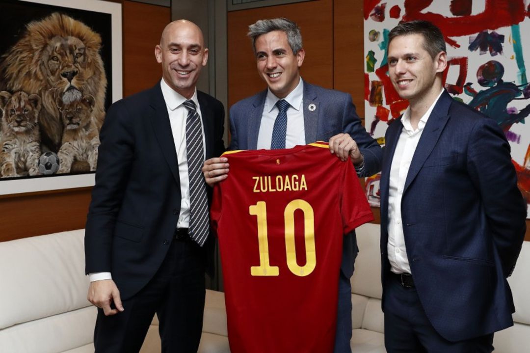 Luis Rubiales (Presidente RFEF), Pablo Zuloaga (Consejero de Deportes) y Mario Iglesias (Director General de Deportes) Luis Rubiales (Presidente RFEF), Pablo Zuloaga (Consejero de Deportes) y Mario Iglesias (Director General de Deportes)