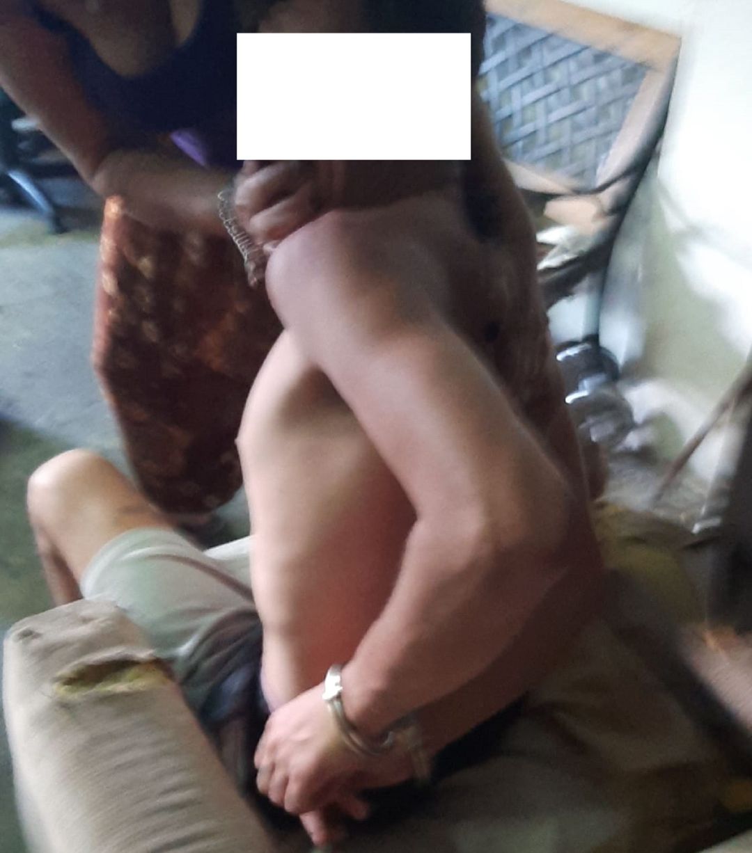 El menor detenido, con las esposas puestas. El menor detenido, con las esposas puestas.