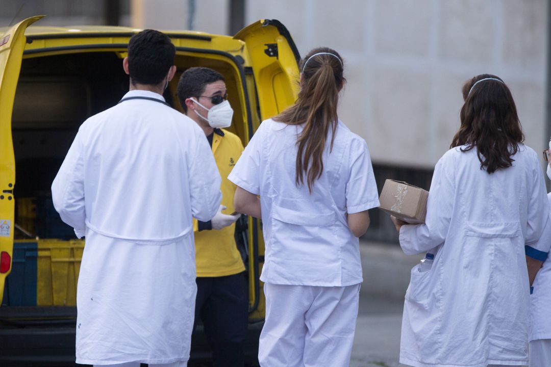 Sanitarios aguardando el inicio del homenaje que cada día se celebra en su honor en todos los Centros de Salud y Hospitales de España a las 20:00 horas. Sanitarios aguardando el inicio del homenaje que cada día se celebra en su honor en todos los Centros de Salud y Hospitales de España a las 20:00 horas.