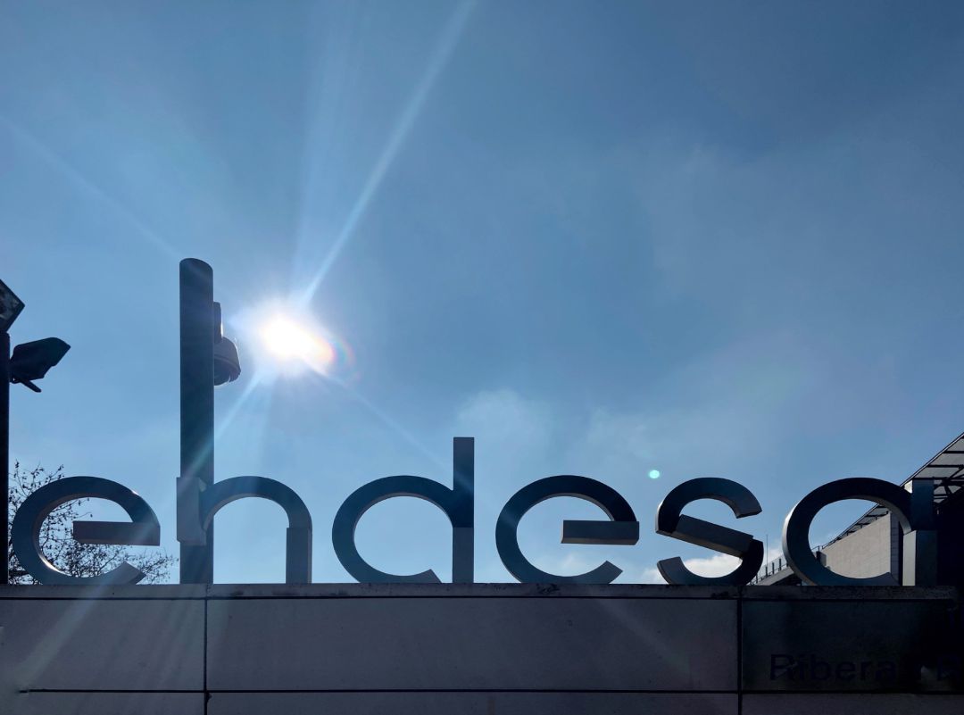 Puerta de acceso de la sede de Endesa en la calle de la Ribera del Loira, Madrid (España). Puerta de acceso de la sede de Endesa en la calle de la Ribera del Loira, Madrid (España).