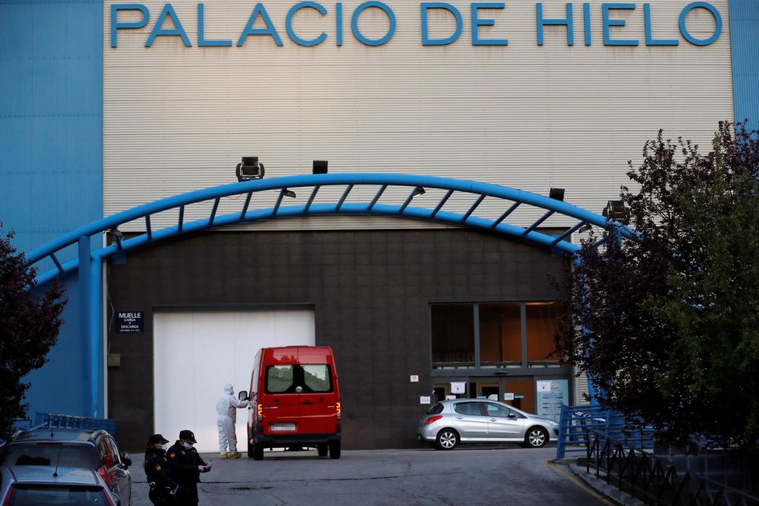 Vista de la entrada al Palacio de Hielo, en Madrid, al que la UME ha trasladado ya casi un centenar de fallecidos. Vista de la entrada al Palacio de Hielo, en Madrid, al que la UME ha trasladado ya casi un centenar de fallecidos.
