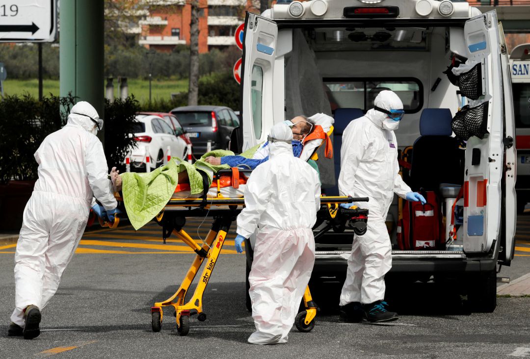 Personal médico traslada a un paciente con coronavirus en el Policlinico Tor Vergata, en Roma Personal médico traslada a un paciente con coronavirus en el Policlinico Tor Vergata, en Roma