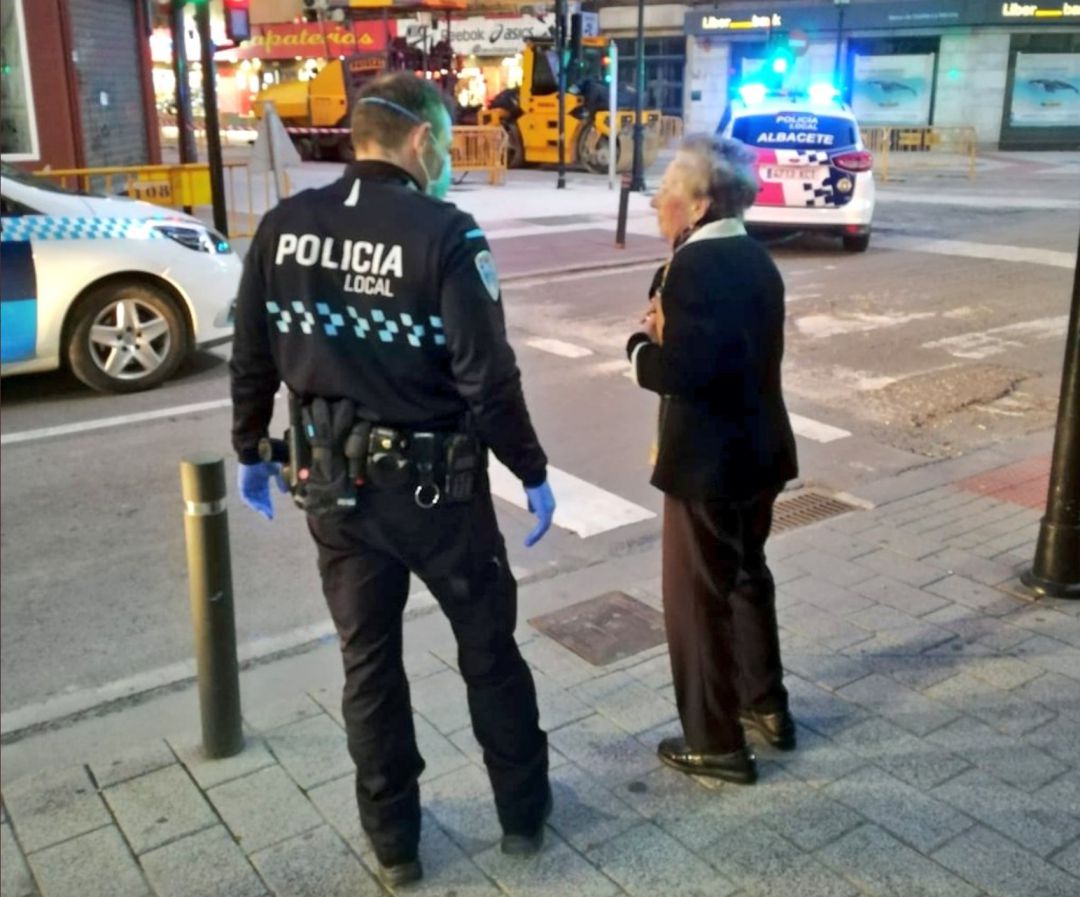 La Policía de Albacete lleva a su casa a una anciana con demencia que se saltó el confinamiento La Policía de Albacete lleva a su casa a una anciana con demencia que se saltó el confinamiento