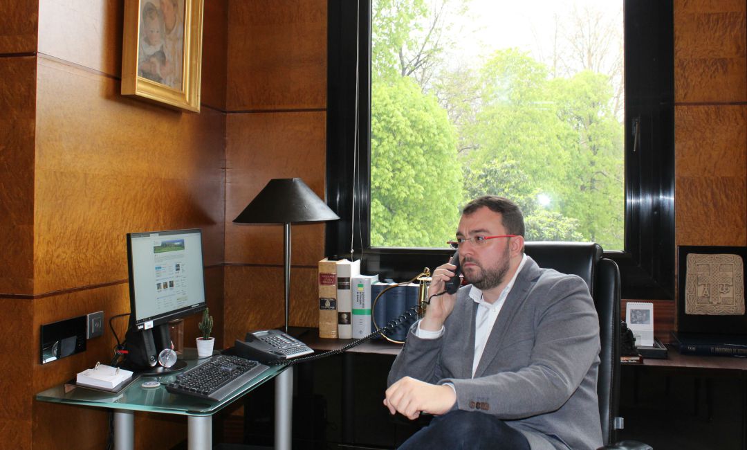 El presidente asturiano, en su despacho, durante la entrevista en Radio Asturias El presidente asturiano, en su despacho, durante la entrevista en Radio Asturias