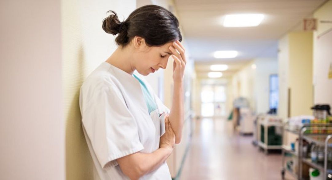 Una profesional sanitaria acusa el cansancio Una profesional sanitaria acusa el cansancio