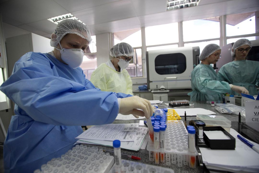 Técnicos tomando muestras Técnicos tomando muestras