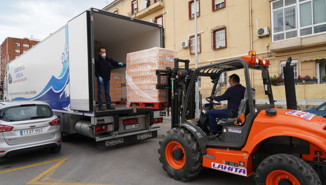 Momento de la descarga de un camión de la empresa cartagenera Momento de la descarga de un camión de la empresa cartagenera