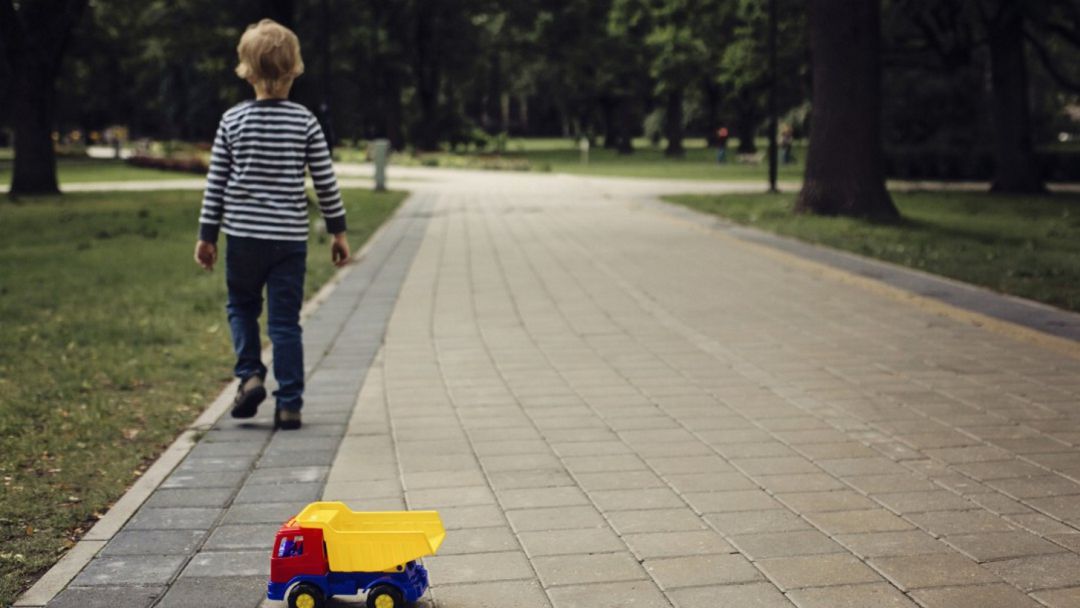 Los niños y niñas con autismo tienen permiso para salir a la calle Los niños y niñas con autismo tienen permiso para salir a la calle