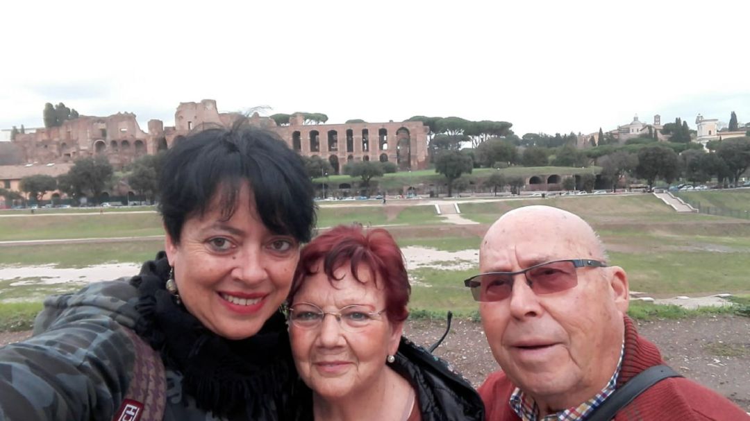 Montse y sus padres. Montse y sus padres.