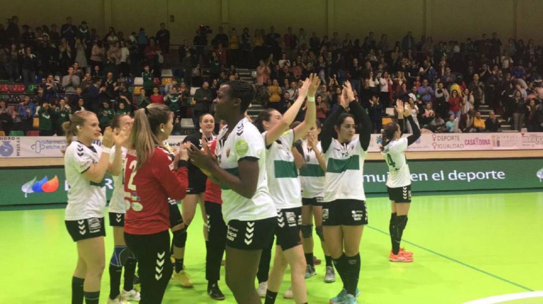 Las jugadoras del Elche tras un partido en el Pabellón Esperanza Lag Las jugadoras del Elche tras un partido en el Pabellón Esperanza Lag