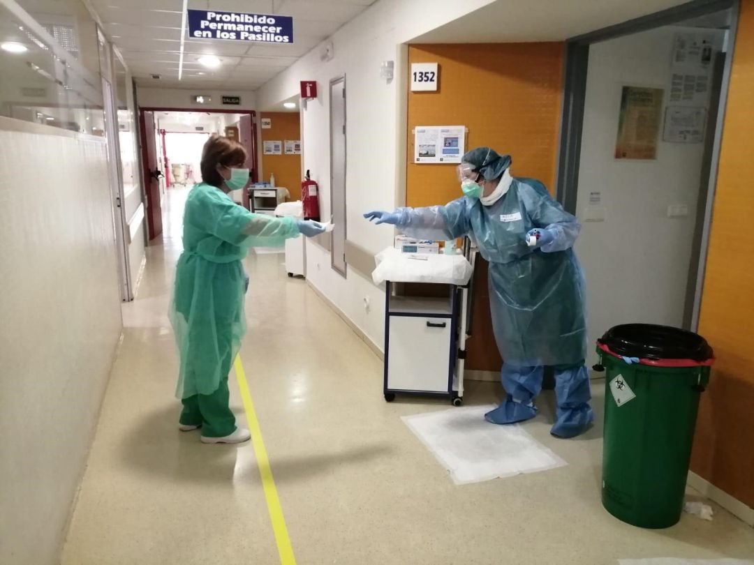 Sanitarios del Hospital Reina Sofía, en Córdoba que tratan pacientes con coronavirus.
Sanitarios del Hospital Reina Sofía, en Córdoba que tratan pacientes con coronavirus.