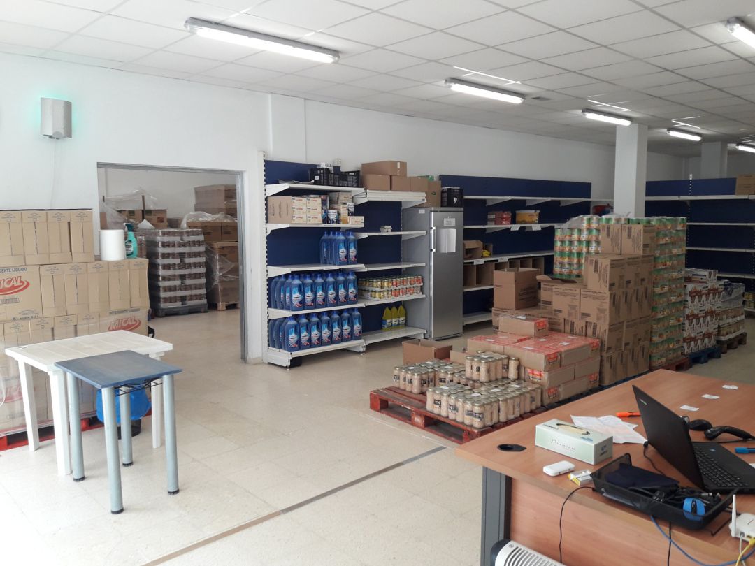 Magatzem ple d'aliments que Càritas té a Lloret de Mar Magatzem ple d'aliments que Càritas té a Lloret de Mar