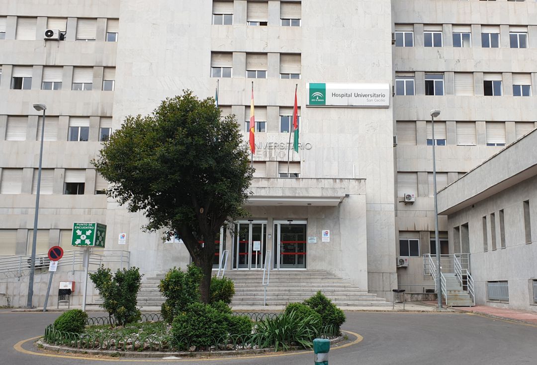 Tranquilidad en el exterior del viejo hospital San Cecilio, reabierto en Granada para acoger a pacientes con la covid-19 Tranquilidad en el exterior del viejo hospital San Cecilio, reabierto en Granada para acoger a pacientes con la covid-19