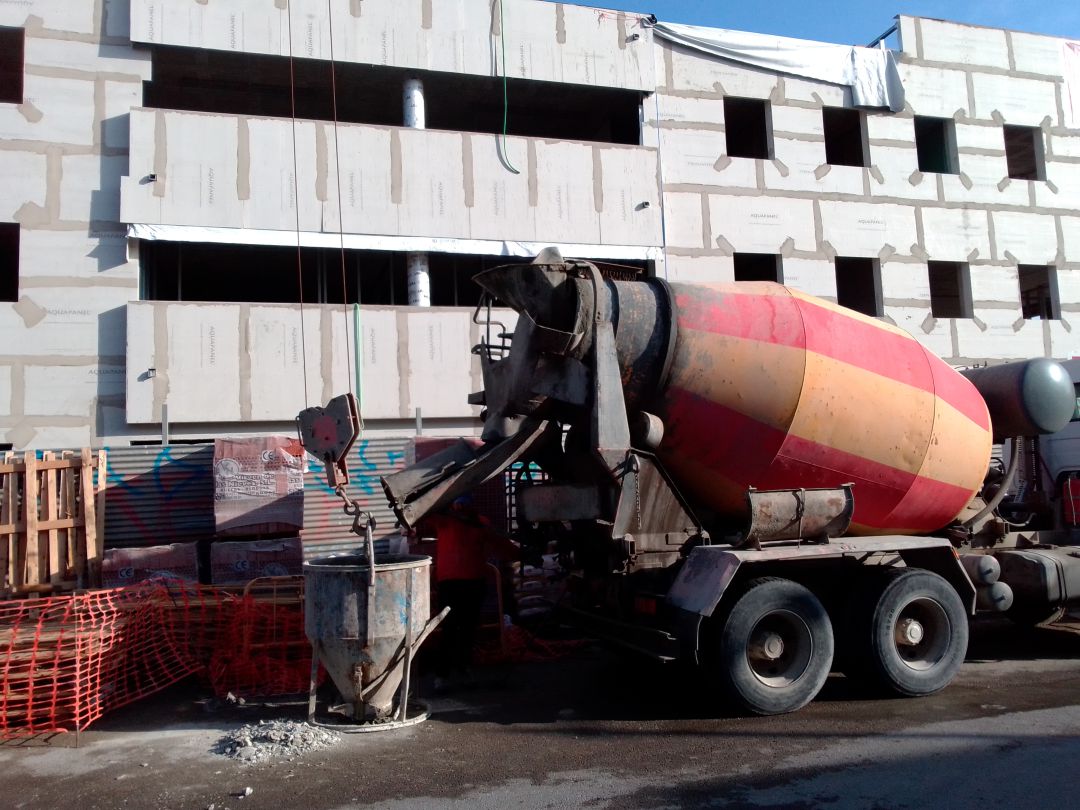 La construcción debe cesar su actividad. La construcción debe cesar su actividad.