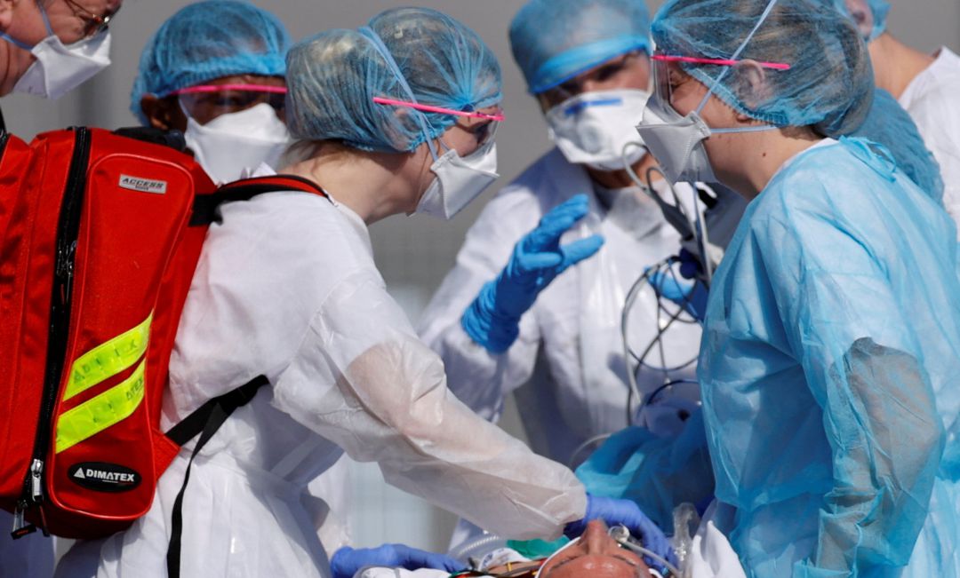 Varios sanitarios atienden a un infectado por coronavirus Covid-19. Varios sanitarios atienden a un infectado por coronavirus Covid-19.