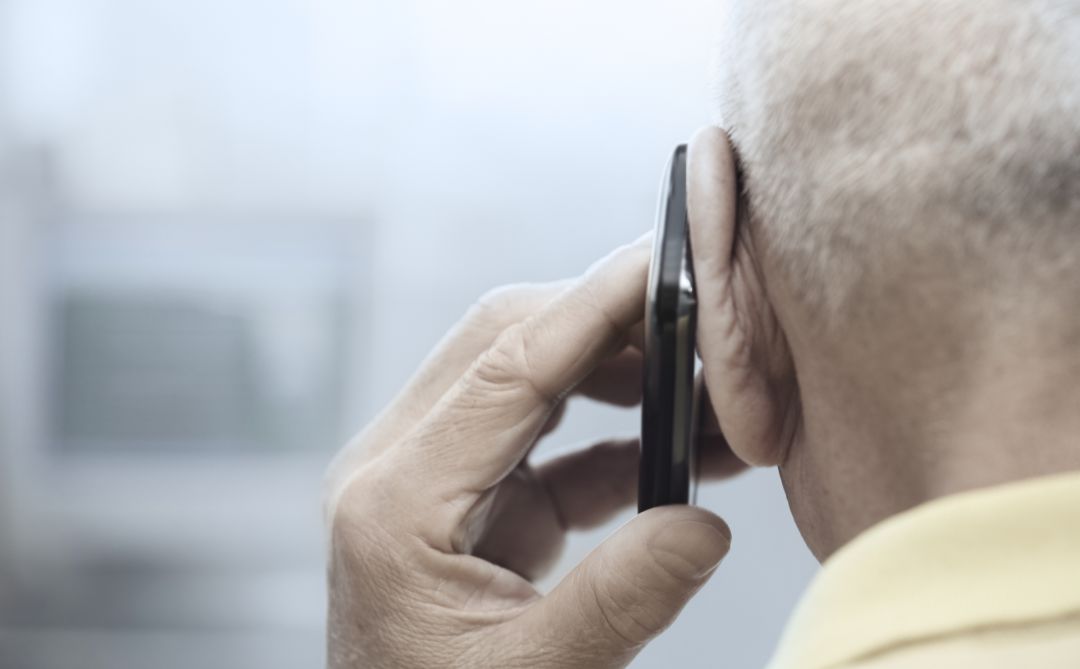 Una persona habla por teléfono móvil. Una persona habla por teléfono móvil.