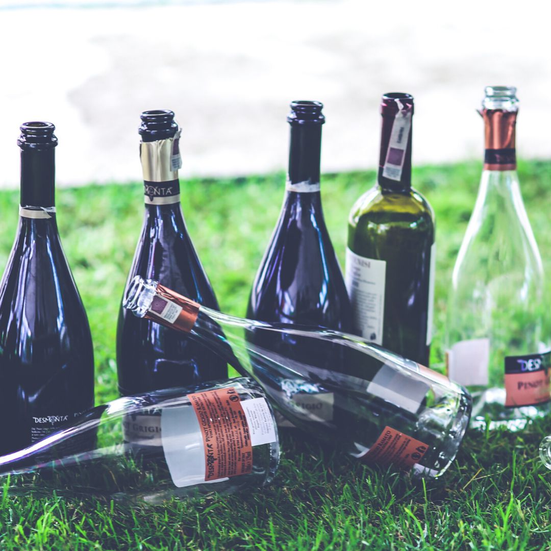 El establecimiento ofrece la etrega a domicilio de dos botellas de vino, Mencía y Albariño El establecimiento ofrece la etrega a domicilio de dos botellas de vino, Mencía y Albariño