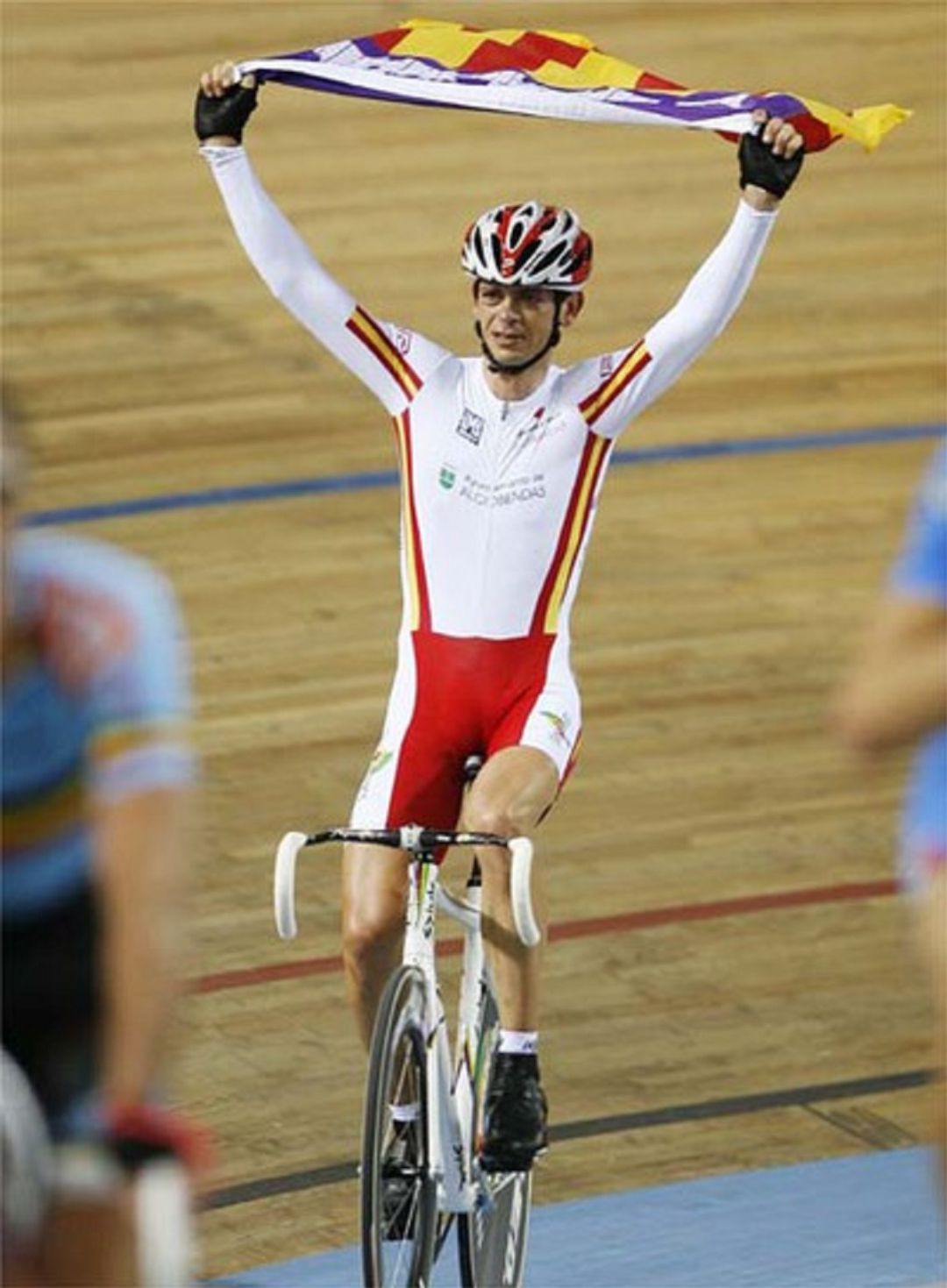 El ex ciclista, Joan Llaneras, logra su séptimo campeonato del mundo de ciclismo en pista. El ex ciclista, Joan Llaneras, logra su séptimo campeonato del mundo de ciclismo en pista.