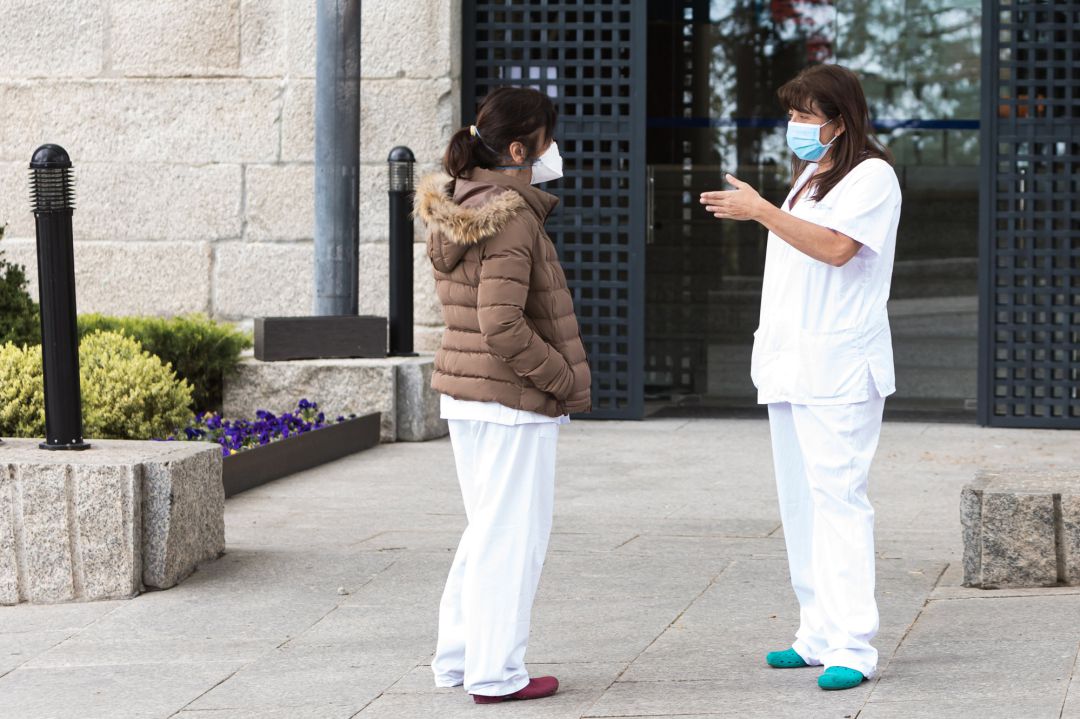 Una médico y una enfermera Una médico y una enfermera