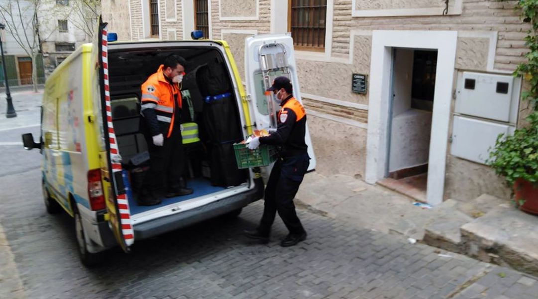 Voluntarios en labores de reparto en Caravaca Voluntarios en labores de reparto en Caravaca