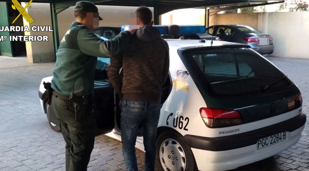 La Guardia Civil traslada al detenido La Guardia Civil traslada al detenido